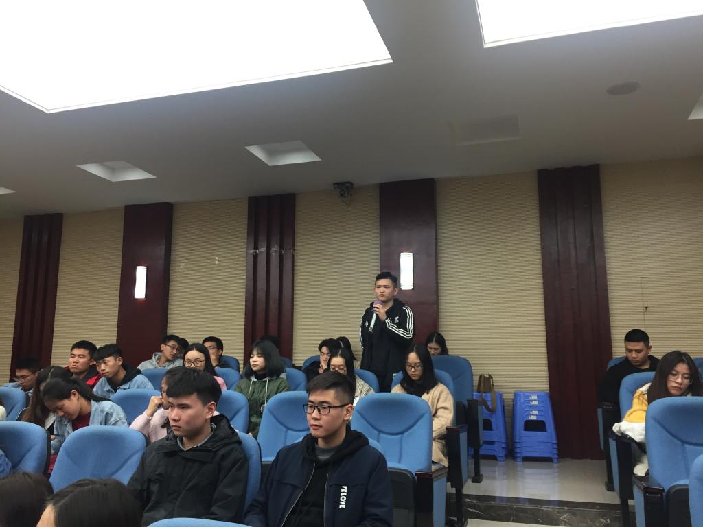 学生与警官们互动交流