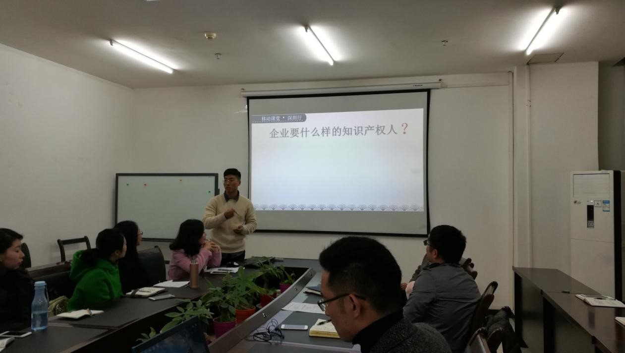研究生代表王志恒作交流