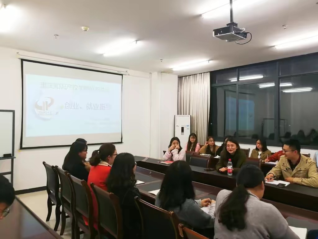 吴妍校友与同学们热情交流