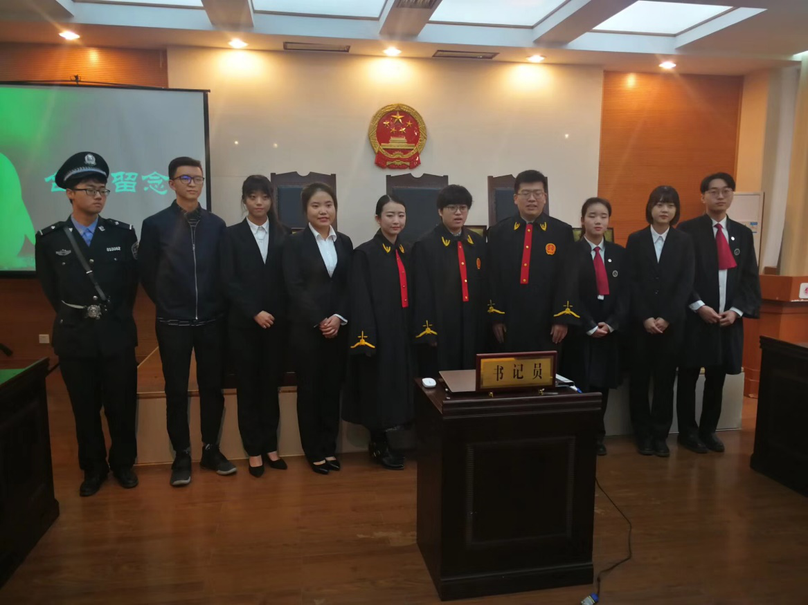 我院选手与评委及对手西北政法大学代表队合影留念
