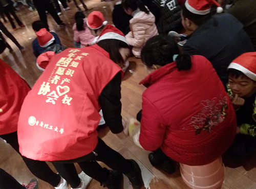 志愿者与慧灵成员交流