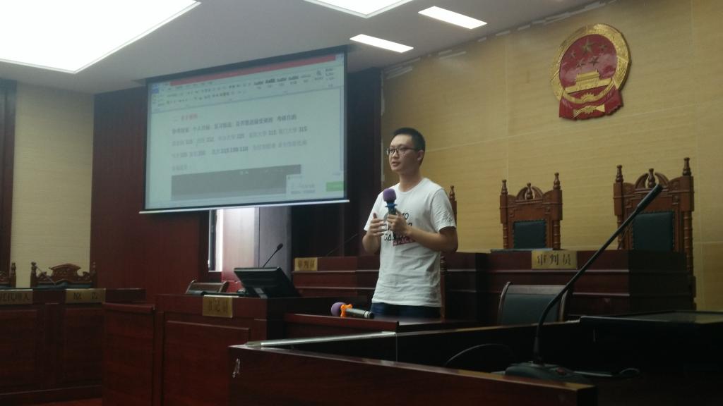 优秀学生代表做交流发言