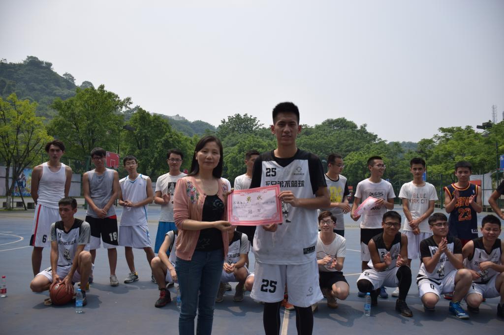 龙思红书记为冠军队颁发奖状