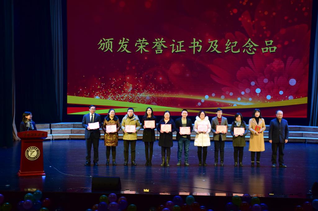 何建国副校长为在知识产权学院工作十年的教师颁发荣誉证书