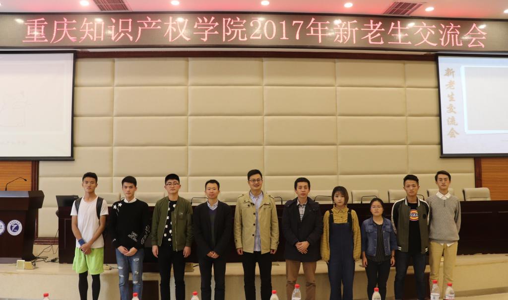 老师与优秀学生代表合影