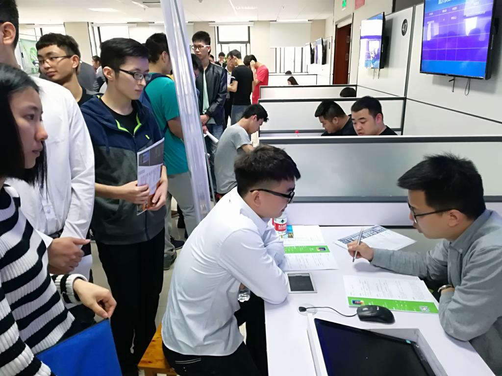 毕业生积极应聘
