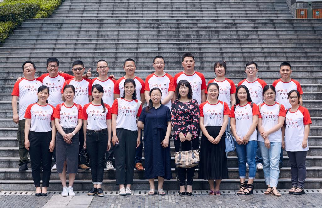 校友们与老师合影