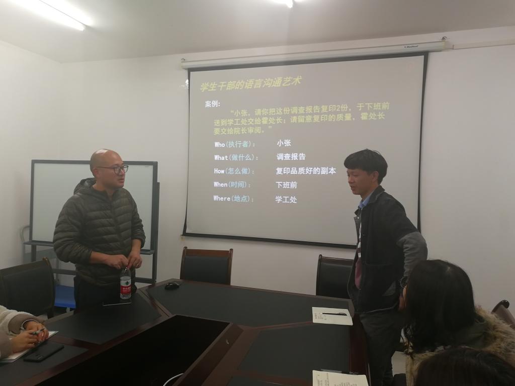 谢博老师与同学们互动