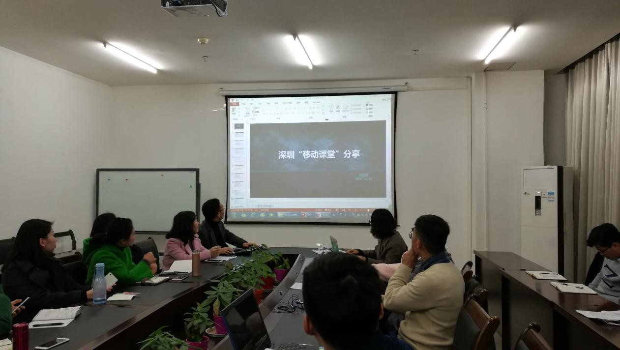 研究生代表张阳珂作交流