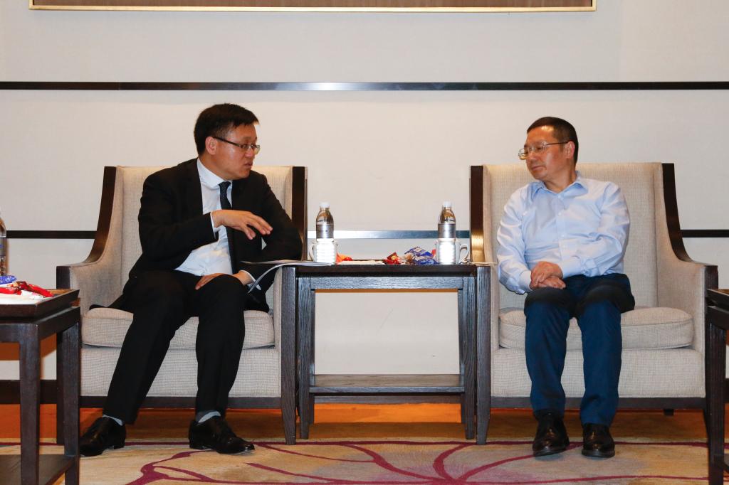 田波副校长和陈宏兵主任进行亲切会谈