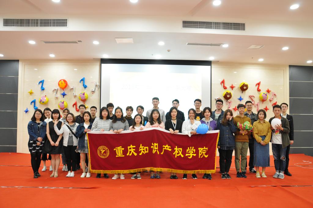全体工作人员及评委合影留念