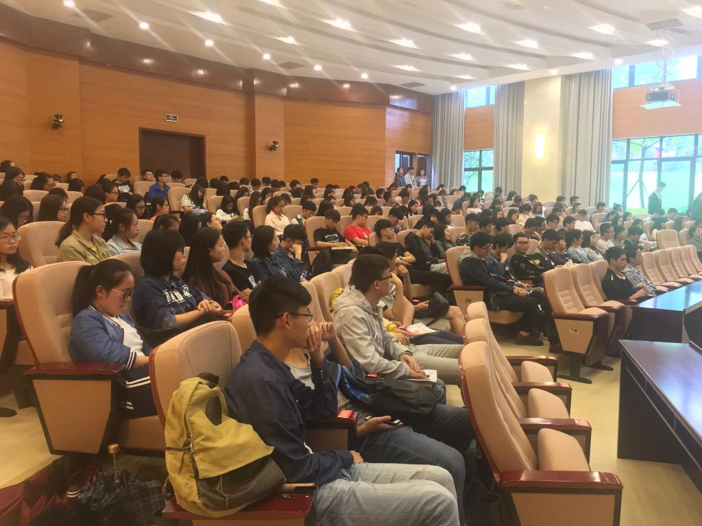 同学们认真聆听