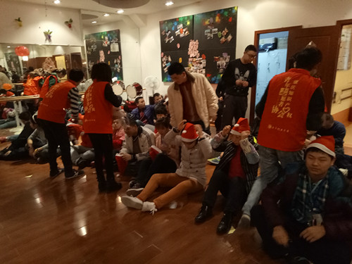 志愿者发放活动奖品