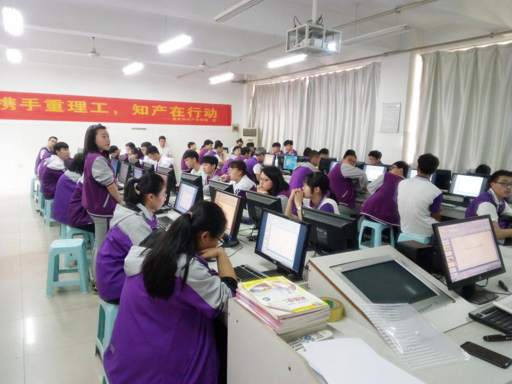 清华中学学生参加课堂互动