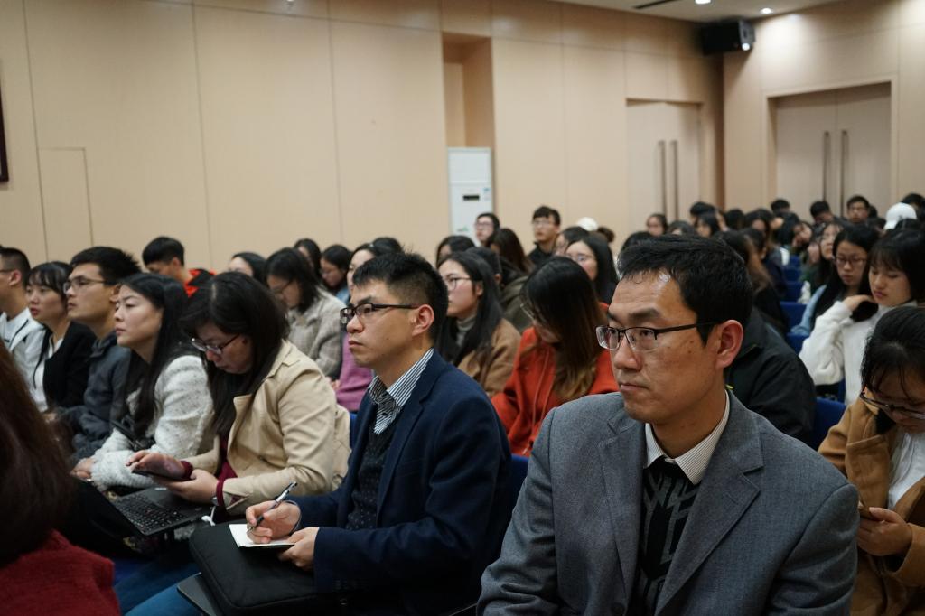 师生聆听讲座现场