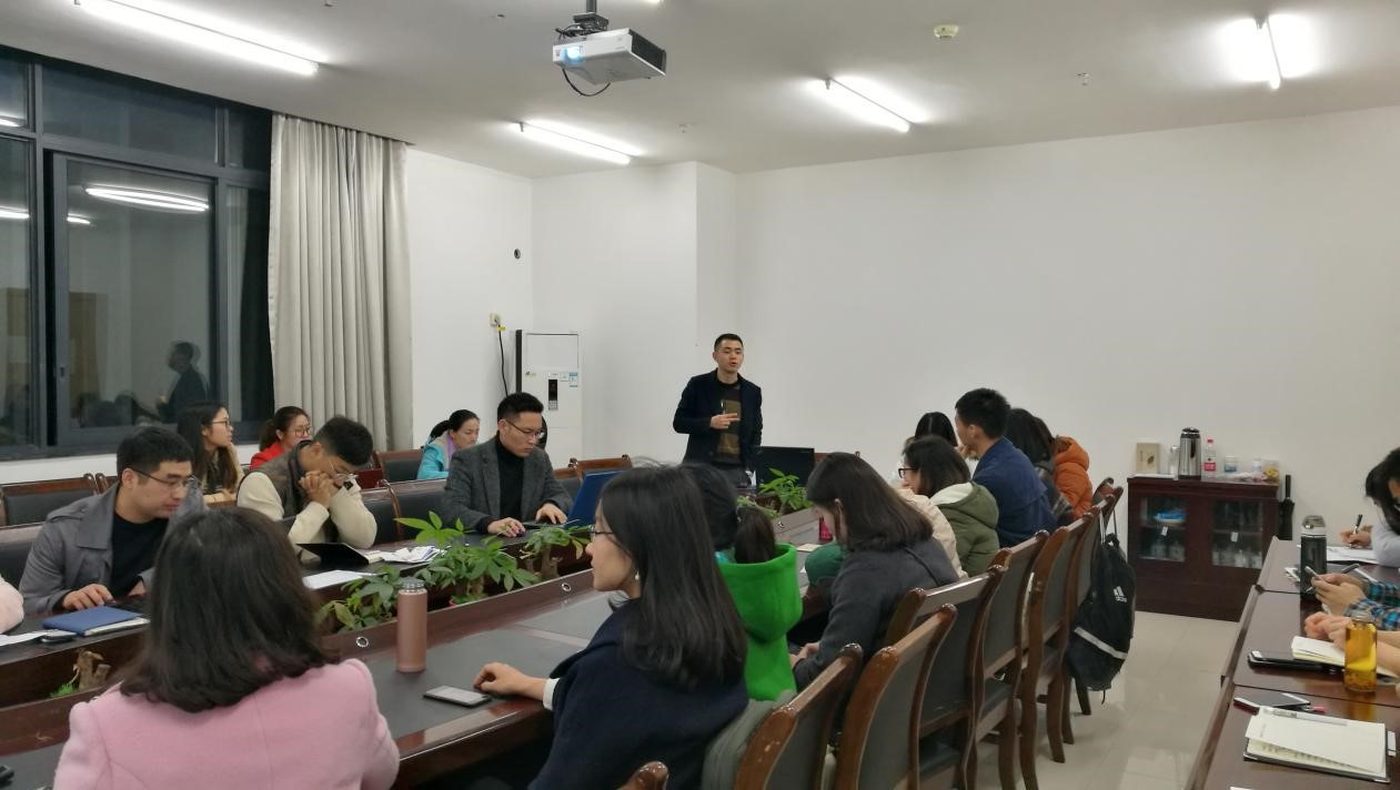 研究生辅导员李建忠老师主持活动现场
