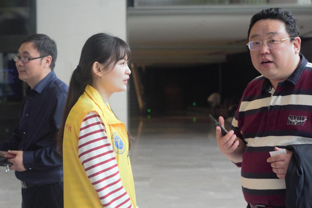 志愿者为来宾介绍会场情况