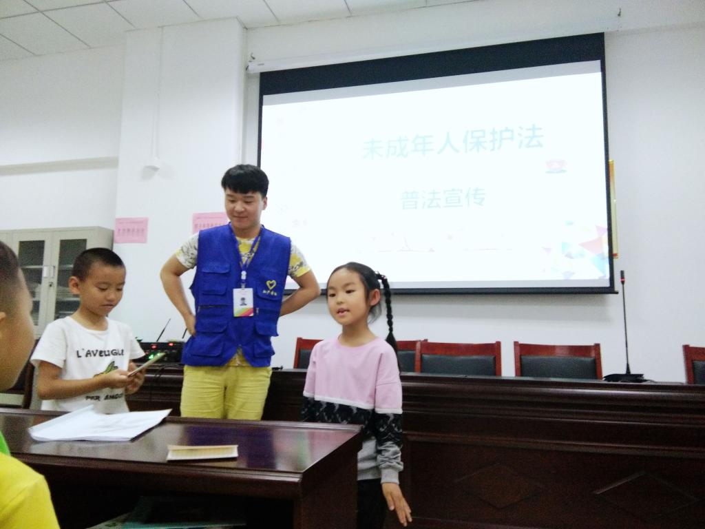 志愿者引领小朋友上台分享自己的故事