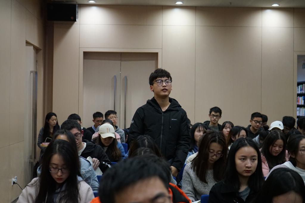 学生就相关问题向黄玉烨教授请教