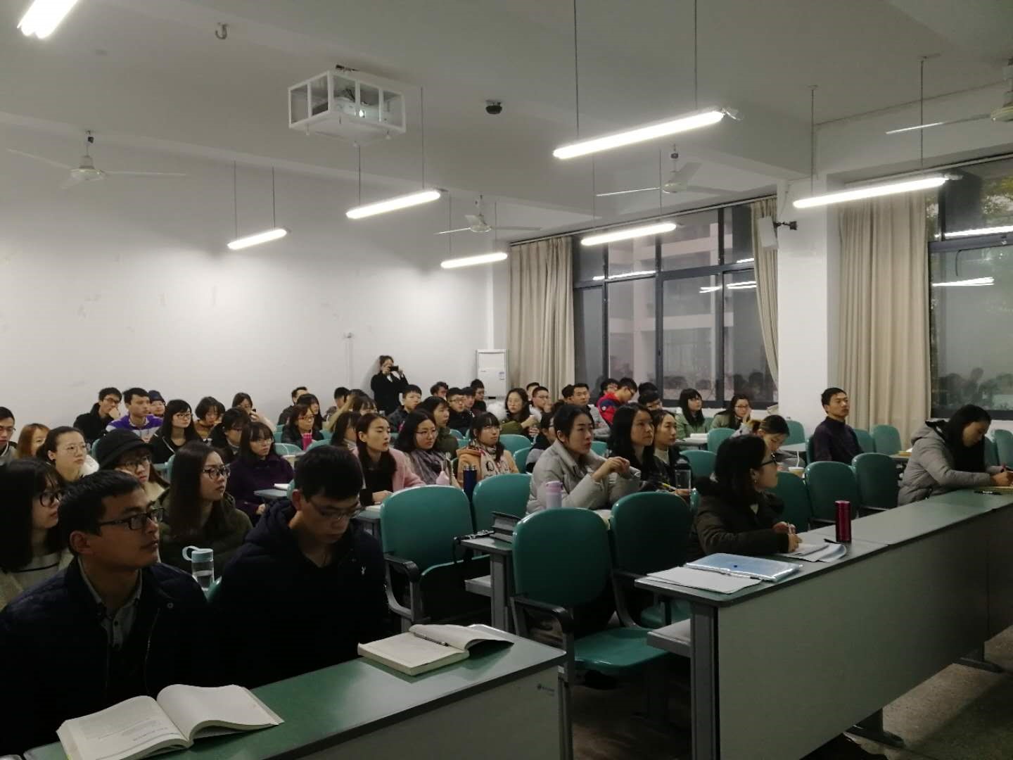 2015级知识产权专业学生认真听课