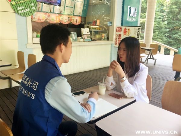 陈馨怡与校学生新闻中心记者分享志愿服务经历(摄影/杨婷洁)