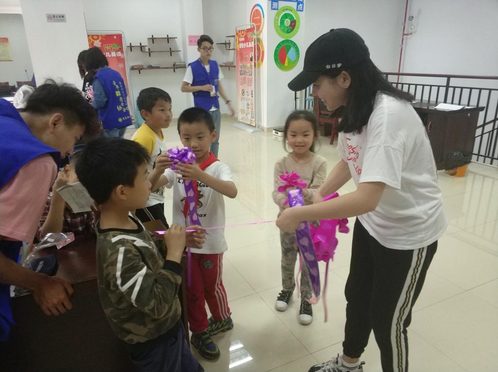 志愿者与学生们一起布置活动场地.