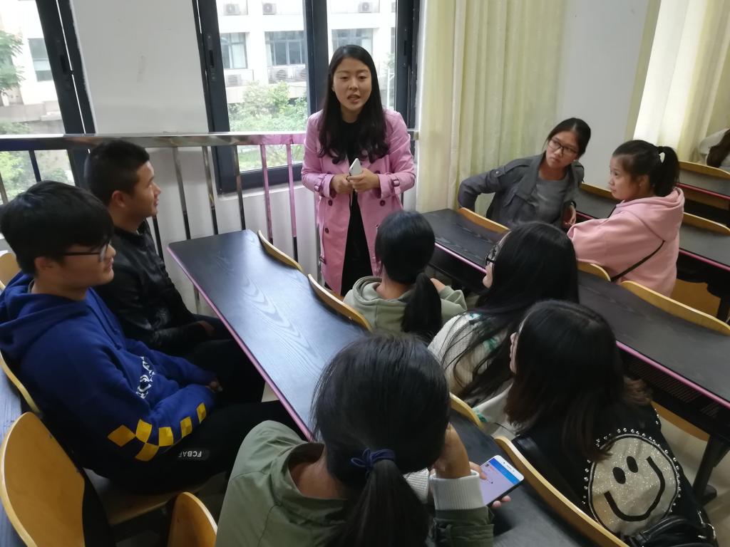 专业老师对同学进行专业教育