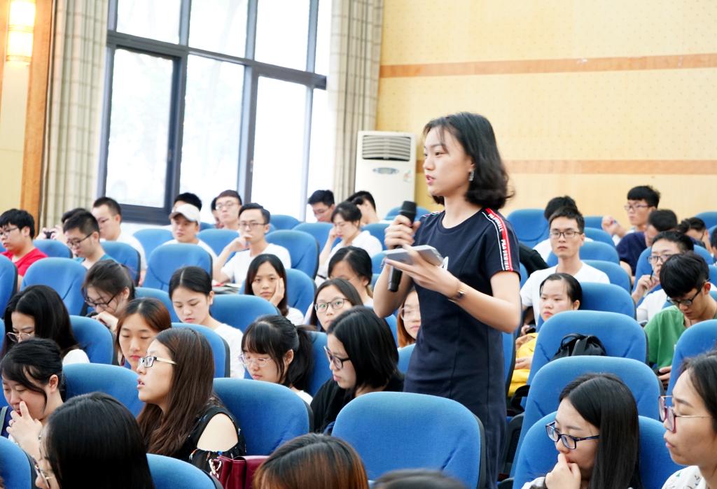 学生提问交流