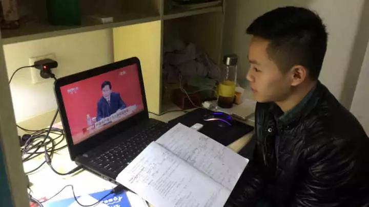 学生聆听十九大现场