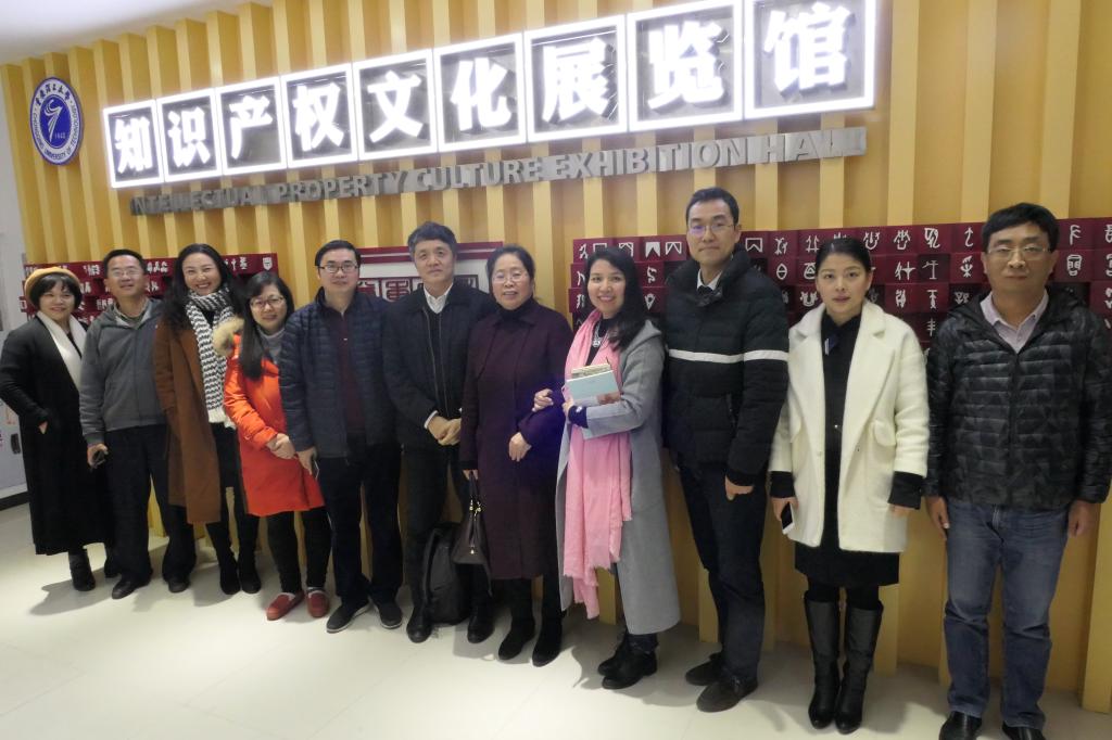郑玉敏院长一行参观知识产权文化展览馆