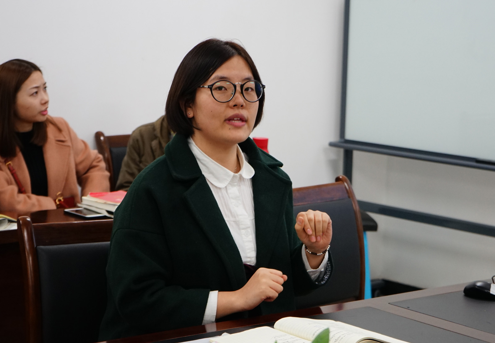 专题组成员杨珊作主题发言与会学生激烈讨论中周园老师作精彩点评